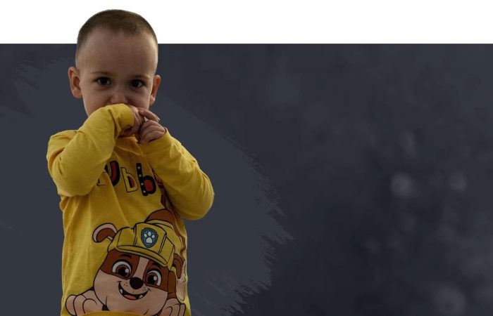 Fotografie a unui copil cu bluza galbena
