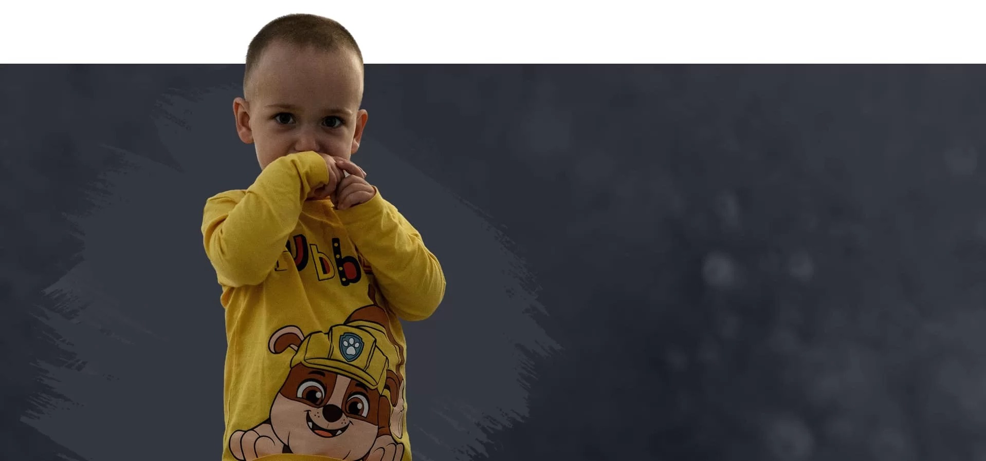 Fotografie a unui copil cu bluza galbena